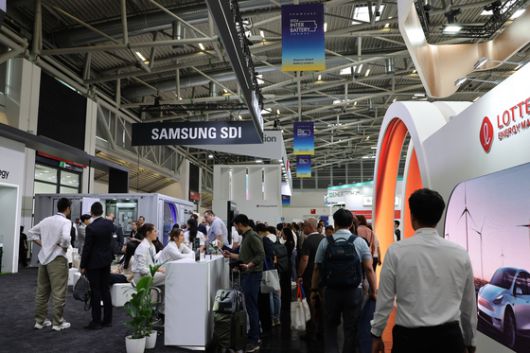 지난 6일 인터배터리 유럽 삼성SDI 부스 앞에서 현지 참관객들이 전시회를 관람하는 모습. 사진 코엑스