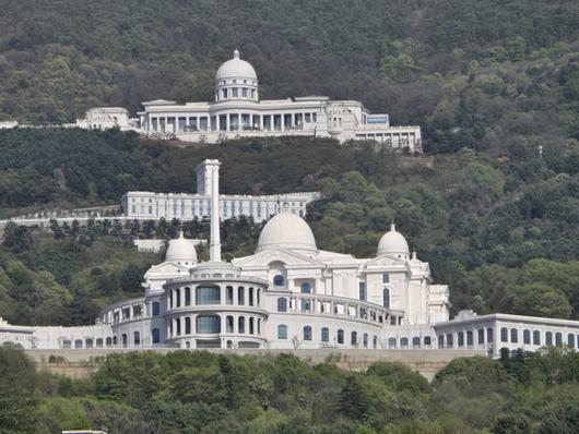 경기 가평군 설악면 미사리로 324의275 천정궁과 324의260 천원궁 모습. 천정궁은 세계평화통일가정연합 한학자 총재가 거주하는 곳으로 알려진 곳이다. 손성배 기자