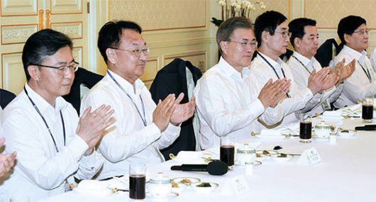 2017년 5월 문재인 당시 대통령이 박근혜 정부에서 임명된 국무위원들과 간담회를 열었던 모습. 당시 문 전 대통령은 여러분은 엄연한 문재인 정부의 장관”이라며 “정권이 바뀌기는 했지만 단절되어서는 안 된다”고 말했다. 왼쪽부터 홍용표 통일부 장관, 유일호 경제부총리, 문 대통령, 이준식 사회부총리, 한민구 국방부 장관, 정진엽 보건복지부 장관. 김성룡 기자