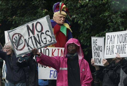 지난 22일(현지시간) 미국 버지니아주 스털링에서 열린 도널드 트럼프 미국 대통령의 밈 코인 행사에 앞서 시위대가 트럼프 내셔널 골프장 밖에서 시위를 진행하고 있다. 로이터=연합뉴스