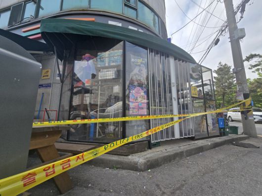 시흥 중국인 살인사건 피의자 차철남(57)이 지난 19일 오전 9시30분쯤 흉기를 휘둘러 60대 편의점주를 다치게 한 경기 시흥 정왕동 사건 현장에 폴리스라인이 둘러있다. 손성배 기자