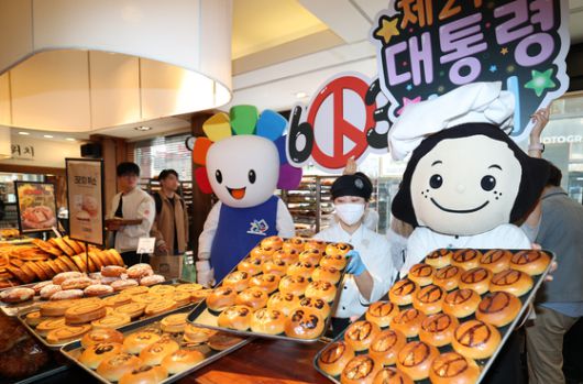 제21대 대통령선거를 앞둔 7일 대전 성심당 본점에서 성심당과 대전시선거관리위원회 직원들이 선거빵을 홍보하고 있다.  대전선관위는 일상 속 친숙한 먹거리를 활용해 성심당의 선거빵과 함께 성경식품의 선거김으로 홍보를 진행한다. 선거빵은 성심당 전 매장에서 판매되며 선거빵 인증샷 이센트도 진행하고 있다. 뉴스1