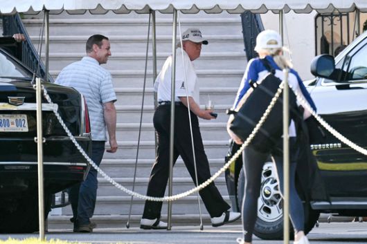도널드 트럼프 미국 대통령이 메모리얼 데이인 26일(현지시간) 추도식 연설을 마친 직후 워싱턴DC의 트럼프 내셔널 골프 클럽에 도착해 골프 라운딩을 준비하고 있다. AFP=연합뉴스
