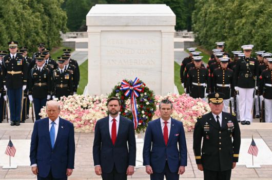 도널드 트럼프 미국 대통령(왼쪽), JD 밴스 미국 부통령, 피트 헤그세스 미국 국방부 장관, 트레버 브레든캠프 합동태스크포스-수도권 및 미군 워싱턴지구 사령관이 26일 버지니아주 알링턴에 있는 알링턴 국립묘지에 있는 무명용사 묘에 헌화하고 있다. AFP=연합뉴스