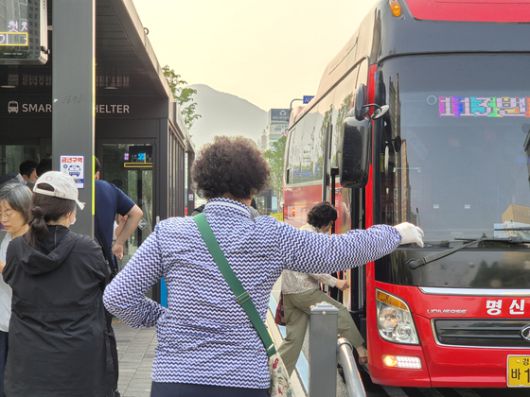 시내버스 노조가 파업에 돌입한 28일 오전 7시30분쯤 경남 창원시 성산구 한 버스 정류소에 긴급 수송버스가 들어오자, 한 시민이 손을 흔들며 버스를 향해 달려가고 있다. 시내버스가 시내 유일한 대중교통수단인 창원에선 이날 노조 파업으로 첫 차부터 669대(95%) 시내버스가 운행을 멈췄다. 안대훈 기자