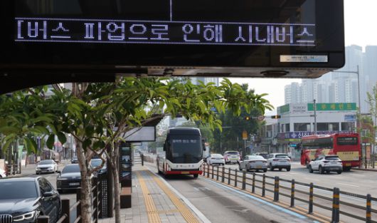 노사 협상 결렬로 부산 지역 시내버스가 전면 파업에 돌입한 28일 오전 부산 동구 부산진역의 버스중앙차로(BRT)가 텅 비어 있다. 송봉근 기자 20250528
