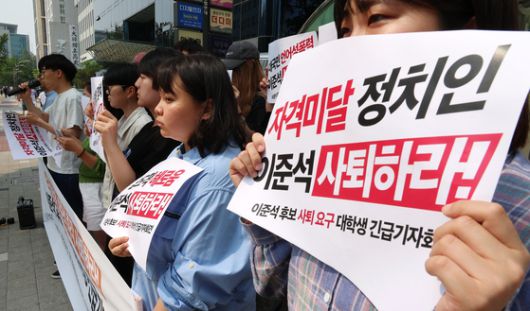 개혁신당 이준석 대선 후보가 28일 서울 강남역 일대에서 유세하고 있다. 연합뉴스