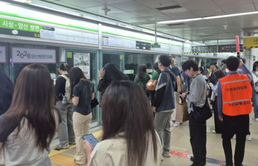 부산 시내버스 2517대가 파업에 돌입한 28일 오전 7시40분쯤 부산 최대 지하철역인 서면역에서 부산교통공사 직원이 인파를 통제하고 있다. 김민주 기자