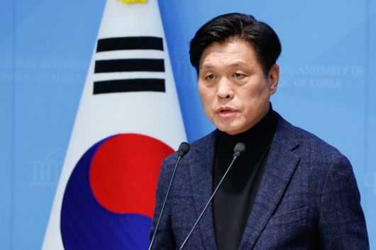 이준석 개혁신당 대선 후보가 27일 서울 마포구 상암동 MBC 스튜디오에서 진행된 정치 분야 TV토론회에 참석해 있다. 국회사진기자단