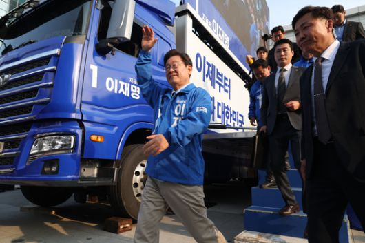 이재명 더불어민주당 대선 후보가 26일 경기 남양주 평내호평역 광장에서 유세를 마치고 시민들에게 인시하고 있다. 뉴시스