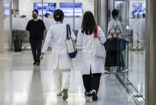 27일 서울시내 대학병원에서 의료진이 이동하고 있다. 뉴시스