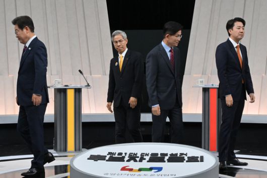 더불어민주당 이재명(왼쪽부터), 민주노동당 권영국, 국민의힘 김문수, 개혁신당 이준석 대선 후보가 27일 서울 마포구 상암동 MBC 스튜디오에서 진행된 정치 분야 TV토론회에 앞서 포즈를 취한 후 자리로 돌아가고 있다. 국회사진기자단 / 2025.05.27