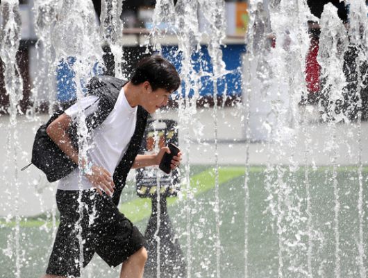 대구의 낮 기온이 28도를 넘는 초여름 더위가 찾아온 지난 4월 18일 대구 달서구 테마파크 이월드로 체험학습을 나온 학생들이 바닥분수에서 뿜어져 나오는 물줄기 사이를 달리며 더위를 식히고 있다. 뉴스1