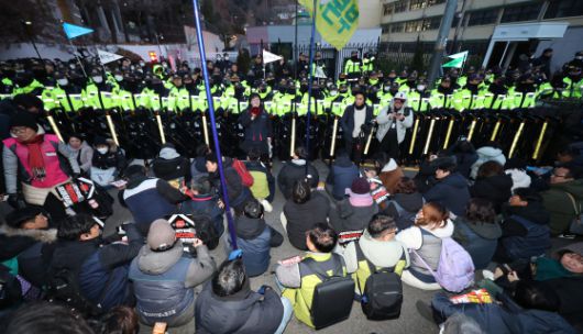 전국민주노동조합총연맹(민주노총)과 윤석열 퇴진 비상행동 단체 회원들이 지난해 12월 12일 오후 서울 용산구 한남동 대통령 관저 입구에서 윤석열 대통령 탄핵, 국민의힘 해체를 촉구하는 시위를 하고 있다. 연합뉴스