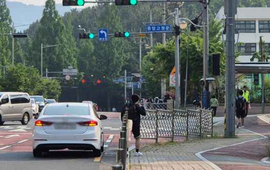 28일 오전 8시쯤 경남 창원시 성산구에서 한 고등학생이 부모 차를 타고 등교하고 있다. 시내버스가 시내 유일한 대중교통수단인 창원에선 이날 노조 파업으로 첫 차부터 669대(95%) 시내버스가 운행을 멈췄다. 안대훈 기자