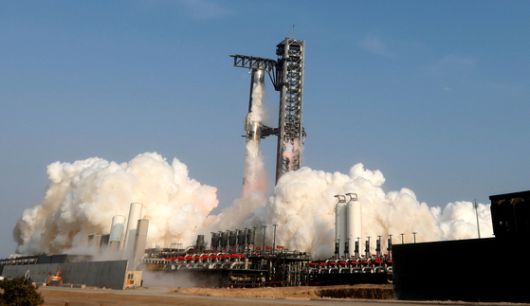 27일(현지시간) 미 텍사스에서 발사된 스페이스X의 화성 탐사용 우주선 스타십이 발사되고 있다. 연합뉴스