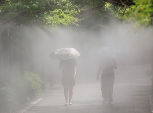 지난해 8월 22일 대구 중구 국채보상운동기념공원에 설치된 쿨링포그(안개형 냉각수) 아래로 시민들이 더위를 식히며 이동하고 있다. 연합뉴스