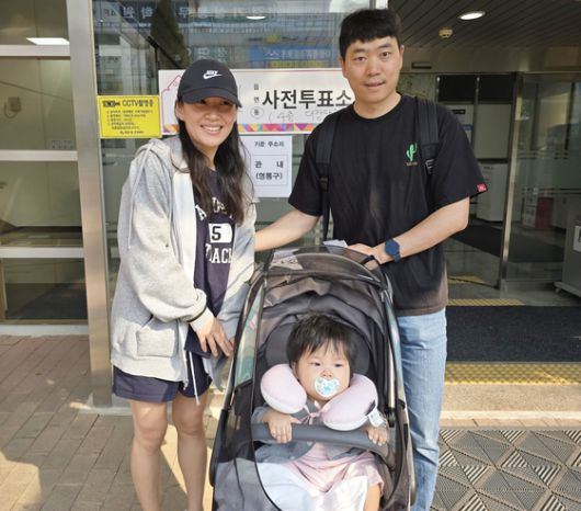 제21대 대통령선거 사전투표일인 29일 오전 안동찬(42)·조아영(38)씨 부부가 생후 8개월 안도현군과 함께 경기 수원 광교1동행정복지센터 사전투표소를 찾았다. 손성배 기자