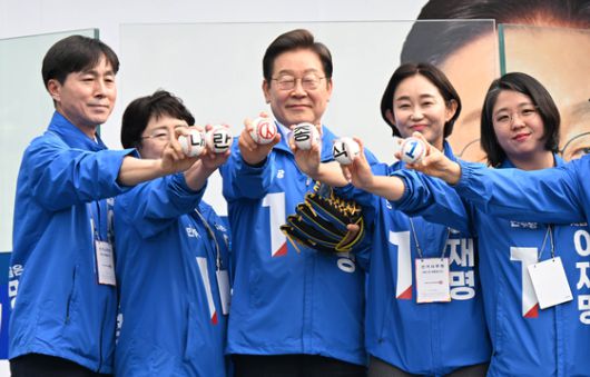 이재명 더불어민주당 대선후보가 29일 서울 송파구 잠실야구장 앞에서 열린 유세에서 야4당 대표들과 함께 야구공에 새겨진 '내란(투표)종식 1번'을 들어 보이는 퍼포먼스를 하고 있다. 김성룡 기자