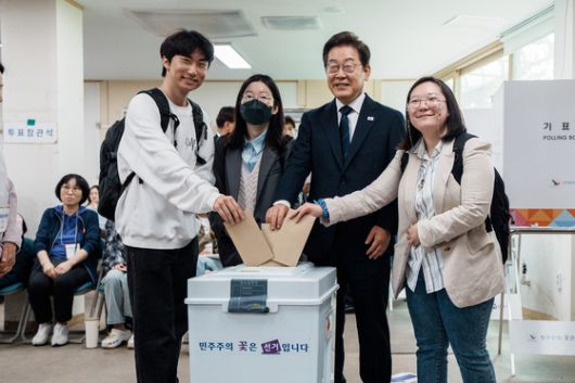 이재명 더불어민주당 후보가 29일 서울 서대문구 신촌동 주민센터 투표소에서 청년들과 함께 제 21대 대통령선거 사전투표를 하고 있다. 사전 투표는 29, 30일 양일 간 오전 6시에서 18시까지다. 김성룡 기자