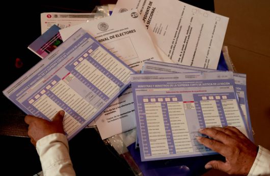 28일(현지시간) 멕시코 할리스코 주 사포판에 위치한 전국선거연구소에서 관계자들이 다음달 1일 판사 선거에 대비한 준비를 하고 있다. AFP=연합뉴스