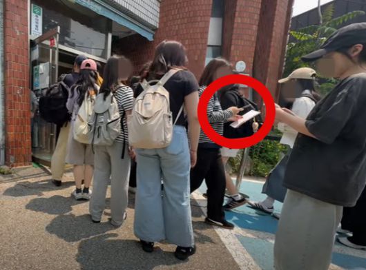 제21대 대통령 선거 사전투표 첫날인 29일 서울 서대문구 구신촌동주민센터 사전투표소에서 투표용지가 외부로 반출됐다는 의혹이 제기됐다. 투표소 앞에서 라이브 방송을 진행했던 유튜버 박준영씨의 영상을 보면 투표소 안에서 하얀 투표용지로 보이는 종이를 들고 나오는 이들을 확인할 수 있다. 유튜브 캡처