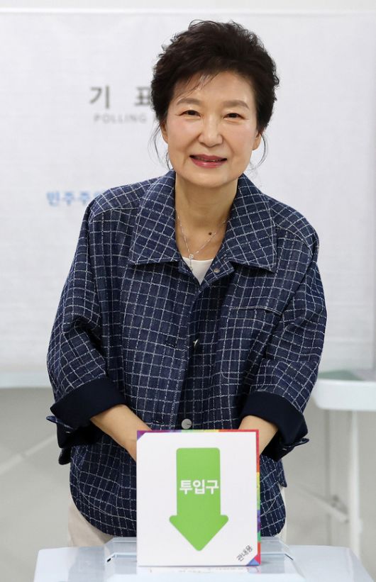 (대구=뉴스1) 공정식 기자 = 박근혜 전 대통령이 제21대 대통령선거 첫날인 29일 오전 대구 달성군 유가읍 행정복지센터에 마련된 사전투표소에서 투표하고 있다. 2025.5.29/뉴스1