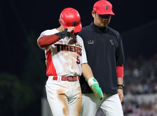 KIA 김도영이 27일 키움전에서 도루를 시도했다. 통증을 느껴 교체된 그는 햄스트링이 손상됐다는 진단을 받았다. [연합뉴스]