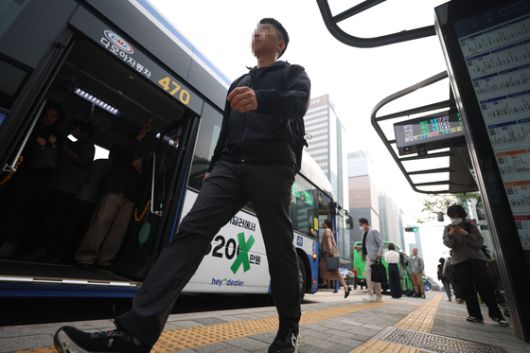 28일 오전 서울 종로구 광화문역 버스정류장에서 시민들이 버스에서 내려 이동하고 있다.   [연합뉴스]