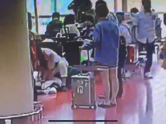 제주공항에서 쓰러진 70대 여성을 구하는 윤남호 롯데면세점 제주공항점장(하얀바지). 사진 롯데면세점