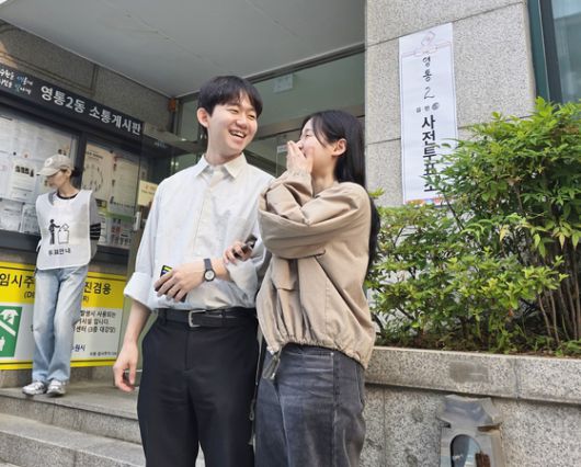 제21대 대통령선거 사전투표일인 29일 오전 오는 12월 결혼을 앞둔 예비 신혼부부 조성현(33)·김민아(27)씨가 경기 수원 영통2동행정복지센터 사전투표소를 찾았다. 손성배 기자