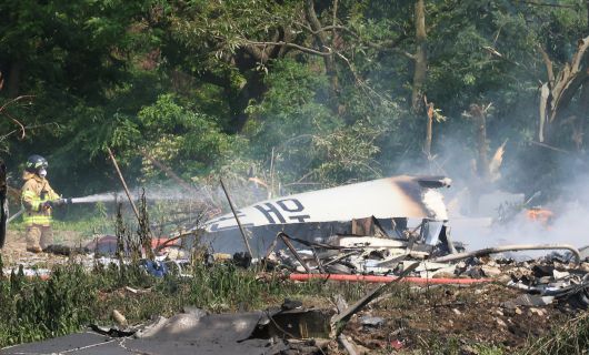 29일 오후 1시 50분쯤 경북 포항시 남구 동해면 신정리 한 야산에 해군 초계기가 추락한 가운데 군과 소방 당국 등 관계기관이 현장 수습을 하고 있다. 연합뉴스