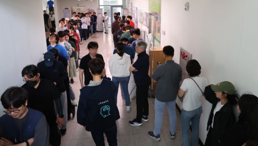 제21대 대통령선거 사전투표 첫날인 29일 인천 연수구 송도3동 행정복지센터에 마련된 사전투표소 앞에 직장인들이 점심시간을 이용해 투표하기 위해 길게 줄을 서 있다. 연합뉴스