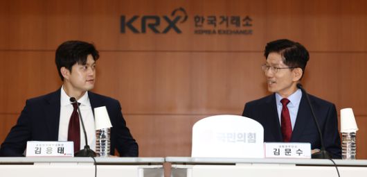 김문수 국민의힘 대통령 후보가 22일 서울 여의도 한국거래소에서 열린 중앙선거대책위원회 현장 회의에서 김용태 비상대책위원장과 인사하고 있다. 뉴스1