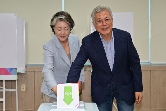 제21대 대통령 선거 사전투표일인 29일 오전 문재인 전 대통령과 김정숙 여사가 경남 양산시 하북면 주민자치센터에서 사전투표를 하고 있다. 뉴시스