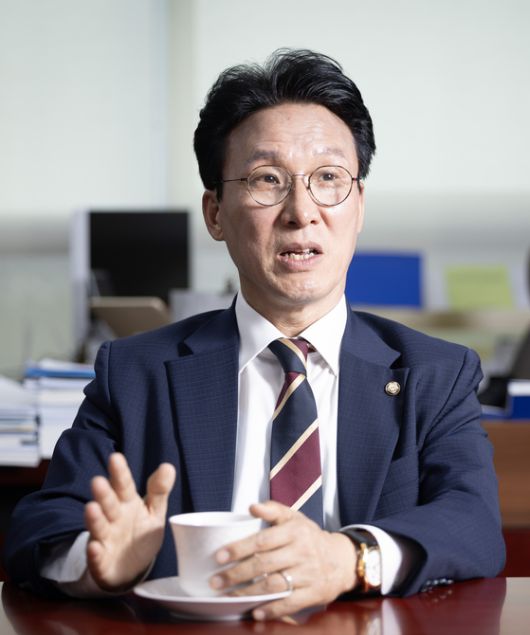 김민석 위원장은 “국민의힘과 그들의 정치 수준은 기존 구시대 보수 지도자들의 격과 폼을 못 맞춰주고 있다”며 “민주당의 보수개혁 세력과 그들 간 경쟁이 이미 시작됐다”고 말했다. 전민규 기자 / 20250528