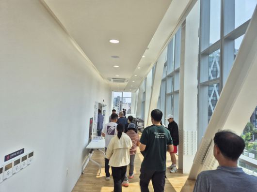 29일 오전 강원 춘천시 퇴계동행정복지센터 3층에 마련된 사전투표소에 시민들이 들어가는 모습. 박진호 기자