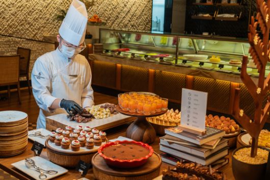 더 마켓 키친의 디저트 섹션. 제철 과일과 케이크, 초콜릿, 아이스크림 등이 다채롭게 깔린다. 백종현 기자