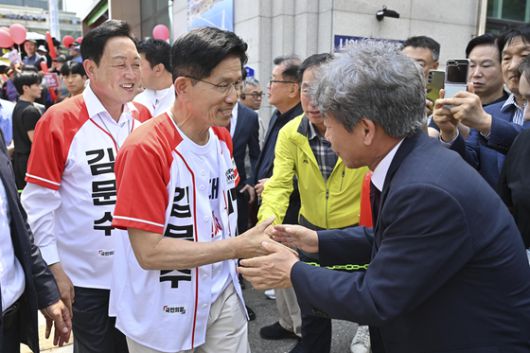 김문수 국민의힘 대선 후보가 30일 경기 여주시 여주시청 앞에서 열린 유세에서 한 지지자와 악수하고 있다. 임현동 기자