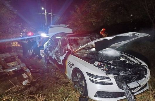 지난해 11월 8일 충남 서산시의 한 공터에서 불에 타 발견된 승용차. 강도살인 혐의로 기소된 김명현은 당시 도박 빚을 갚기 위해 40대 남성을 살해한 뒤 증거를 없애기 위해 차량에 불을 질렀다. [사진 서산소방서]