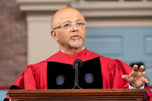 미국 매사추세츠주 케임브리지 하버드대에서 졸업식이 열린 29일(현지시간) 특별 연사로 나선 에이브러햄 버기즈 스탠퍼드대 의대 교수가 축사를 하고 있다. AFP=연합뉴스