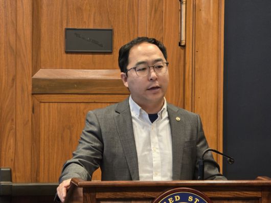 앤디 김 미국 상원위원(민주, 뉴저지)이 지난 28일(현지시간) 워싱턴DC 미 의회 의사당에서 열린 한국 언론과 기자간담회에서 질문에 답하고 있다. 뉴스1