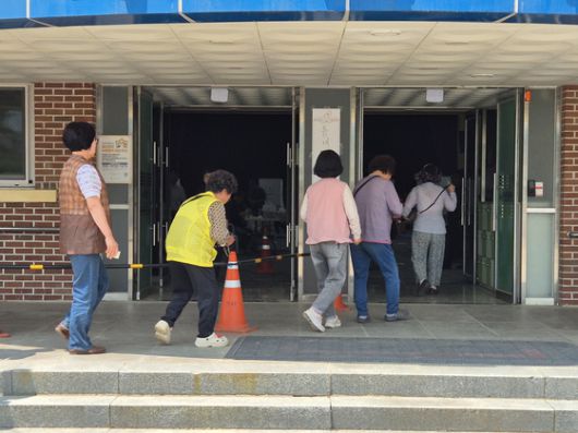 30일 오후 강원 춘천시 동내면 신촌리 동내초등학교 목련관에 마련된 사전투표소로 유권자들이 입장하는 모습. 박진호 기자