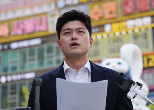 김용태 국민의힘 비상대책위원장이 30일 오후 경기 화성시 동탄역 인근에서 사전투표 관련 긴급기자회견을 하고 있다. 뉴스1