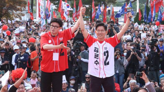 김문수 국민의힘 대선 후보와 한동훈 전 국민의힘 대표가 26일 오후 서울 도봉구 방학사거리에서 함께 유세를 하고 있다. 임현동 기자