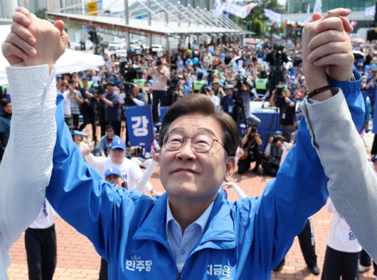 이재명 더불어민주당 대선 후보가 30일 오후 강원도 춘천시 춘천역광장에서 유세하고 있다. 김성룡 기자