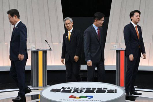 이재명 더불어민주당 대통령 후보(왼쪽부터), 권영국 민주노동당 대통령 후보, 김문수 국민의힘 대통령 후보, 이준석 개혁신당 대통령 후보가 27일 서울 마포구 상암동 MBC 스튜디오에서 진행된 정치 분야 TV토론회에 참석해 포즈를 취한 후 자리로 돌아가고 있다. 뉴스1