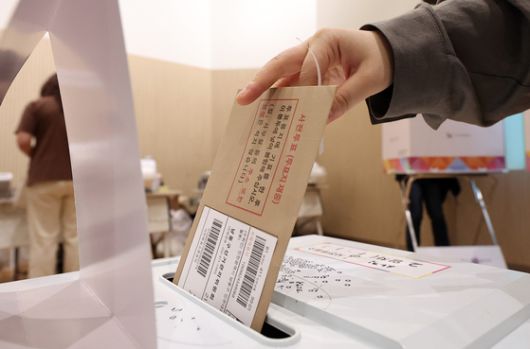 제21대 대통령 선거 사전 투표 둘째 날인 30일 오전 서울 종로구 사직동 주민센터에 마련된 사전투표소에서 유권자들이 투표를 하고 있다. 뉴스1