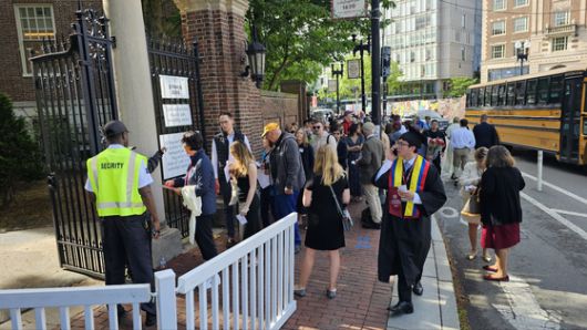 미국 매사추세츠주 케임브리지 하버드대에서 졸업식이 열린 29일(현지시간) 이 학교 졸업생과 그 가족들이 줄을 지어 행사장에 들어가고 있다. 케임브리지=김형구 특파원