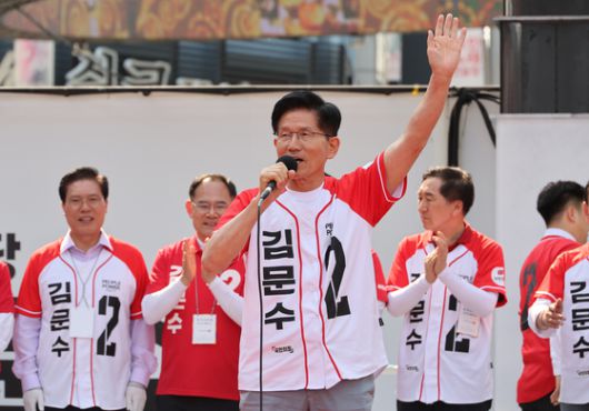 국민의힘 김문수 대선 후보 부인 설난영 여사가 29일 경기도 성남 모란민속 5일장을 방문해 지지를 호소하고 있다. 연합뉴스